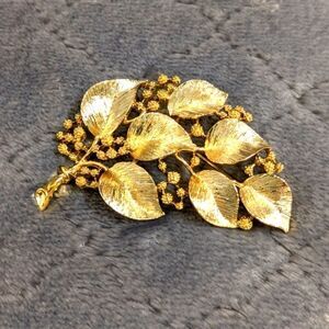 Vintage 1950's Signed Lisner Textured Leaf/Branch Brooche